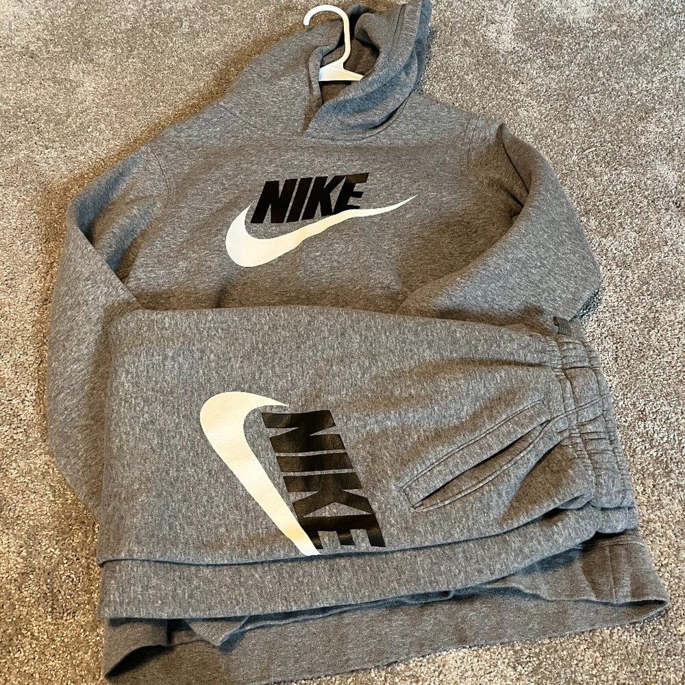 Like new boys Nike sweatsuit: XL